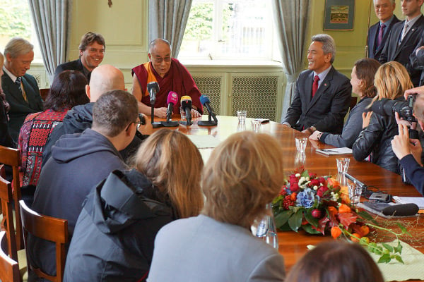 達賴喇嘛尊者在下榻的酒店中接受德國媒體的採訪          照片/ OHHDL