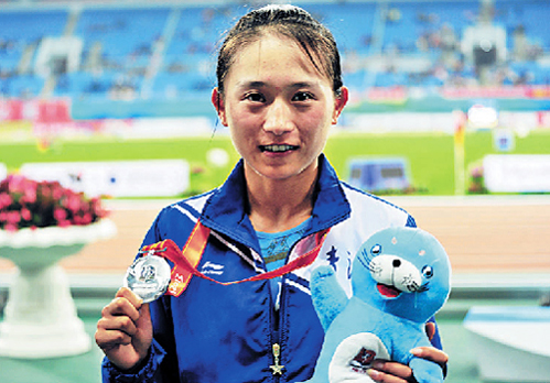 在全中国一万米赛跑中夺冠的西藏女子措姆吉（曹茉婕）