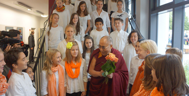 德國漢諾威IGS學校學生歡迎達賴喇嘛尊者到訪     照片/ OHHDL