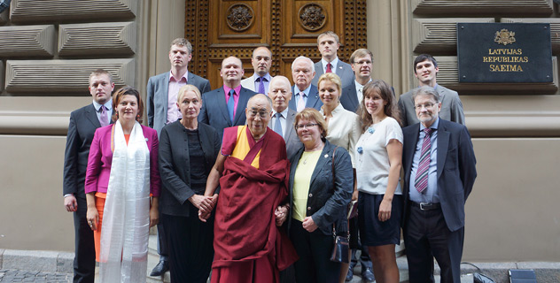 達賴喇嘛尊者與部分拉脫維亞議員在議會大夏合影