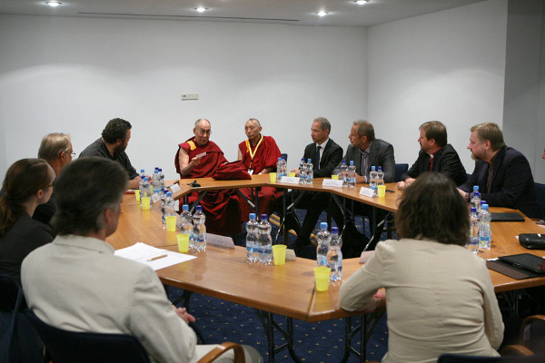 達賴喇嘛尊者參加「全球社會的和平與幸福的路徑」的圓桌論壇