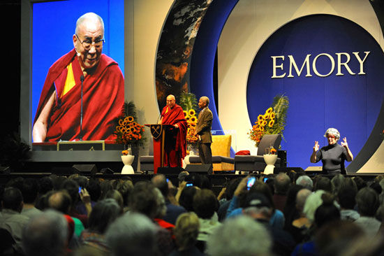 10月8日，達賴喇嘛尊者在艾默里大學發表題為「21世紀地球村之公民責任」的演講