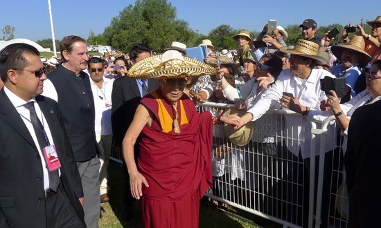 10月15日，達賴喇嘛尊者蒞臨墨西哥瓜納華托州的萊昂市,受到民眾的熱烈歡迎。