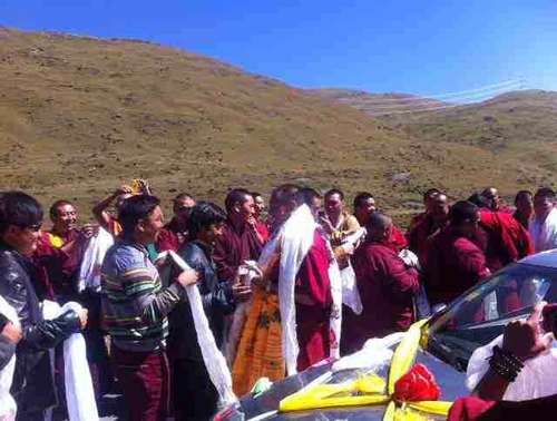 洛桑莫蘭受到當地藏民的熱情歡迎