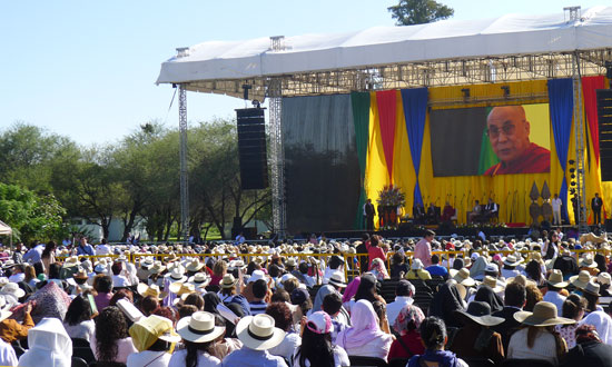 達賴喇嘛尊者在墨西哥前任總統創建的福克斯公園對大眾發表題為「慈悲在行動中」的公開演講