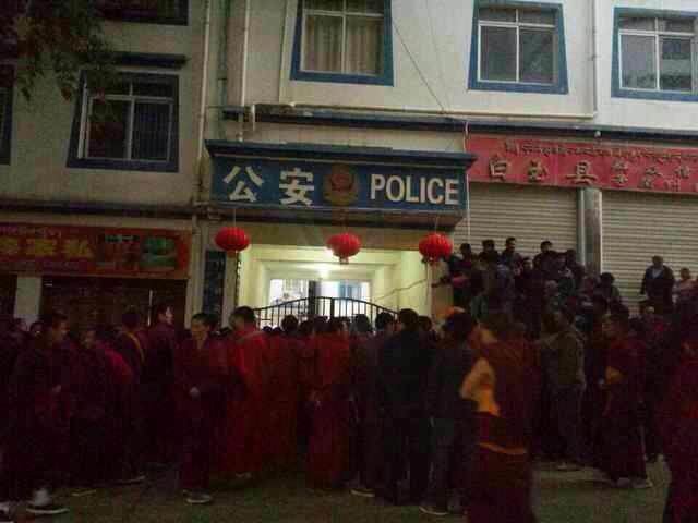 僧众在县公安局门口抗议释放无辜藏人