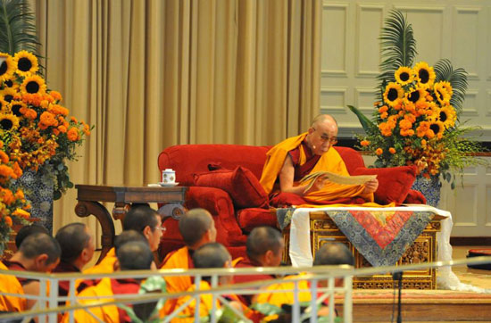 10日上午，達賴喇嘛尊者對上千名佛教信眾講授第四世班禪喇嘛的「甘丹大手印」 