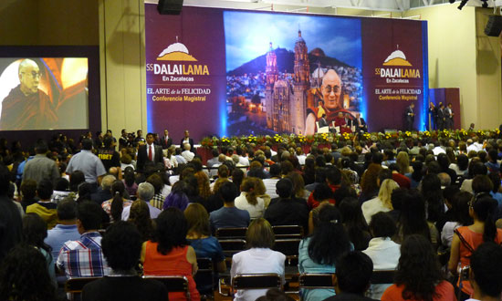 10月16日，達賴喇嘛尊者來到墨西哥薩卡特卡斯州，發表題為「慈悲的藝術」之公開演講