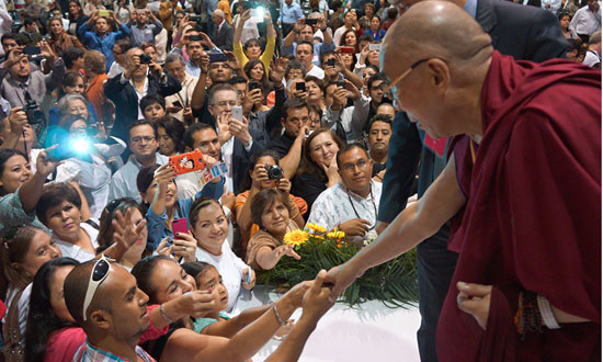 聽完演講的墨西哥民眾與達賴喇嘛尊者握手