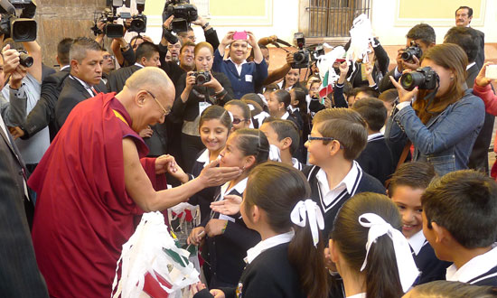 達賴喇嘛尊者與歡迎他的學生親切互動