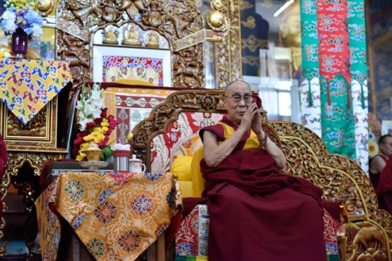 达赖喇嘛尊者在向色拉寺僧众合掌致意 2017年12月19日 照片/Tenzin Phende/DIIR