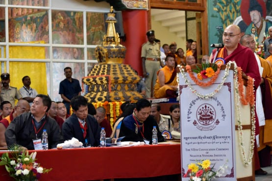西藏人民议会议长向贝拉库佩朗卓林宁玛寺年度毕业的学生发表演讲