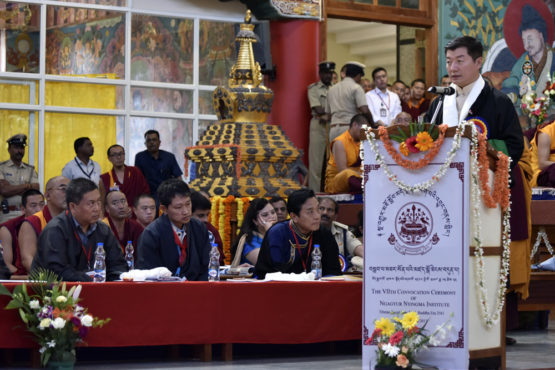 藏人行政中央司政向贝拉库佩朗卓林宁玛寺年度毕业的学生发表演讲