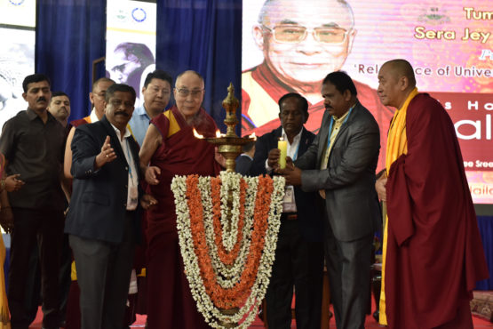 达赖喇嘛尊者在班加罗尔发表了主题为“教育中的智慧与同情”的演讲       照片/Tenzin Phende/DIIR