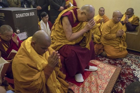 达赖喇嘛尊者在正觉塔佛陀圣像前诵经祈福 2018年1月2日 照片/OHHDL
