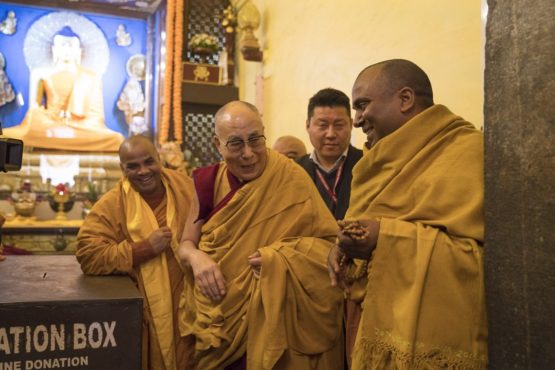 达赖喇嘛尊者在正觉塔内参拜佛陀圣像 2018年1月2日 照片/OHHDL