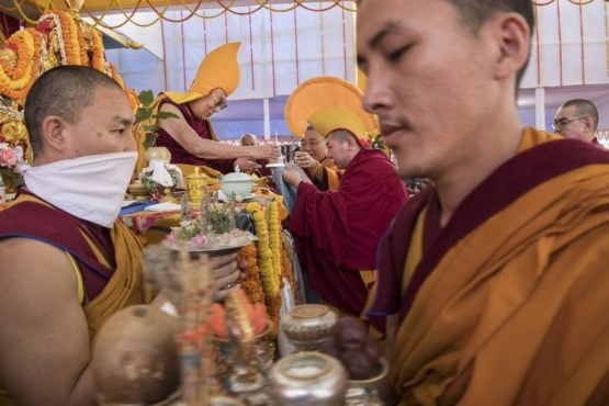 朗杰寺僧众和蒙古信众在向达赖喇嘛尊者供奉长寿仪轨 2018年1月16日 照片/Manuel Bauer