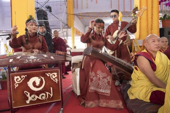 蒙古信众在长寿仪法会上向达赖喇嘛尊者表演蒙古传统歌舞 2018年1月16日 照片/Manuel Bauer