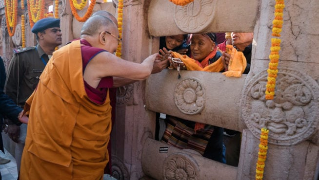 达赖喇嘛尊者在菩提伽耶正觉塔与民众互动   2018年1月28日 照片/OHHDL