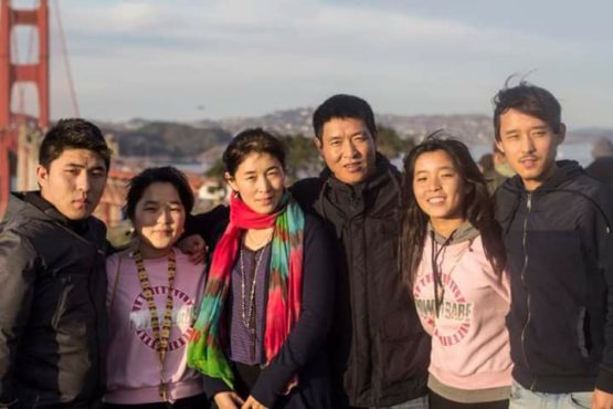 西藏前政治犯，纪录片《远离恐惧》制作人顿珠旺青与家人在美国旧金山 照片/Filming for Tibet
