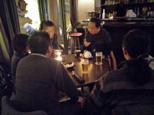 华人事务联络官洛桑尼玛在法国巴黎与当地华人进行交流   照片/洛桑尼玛提供