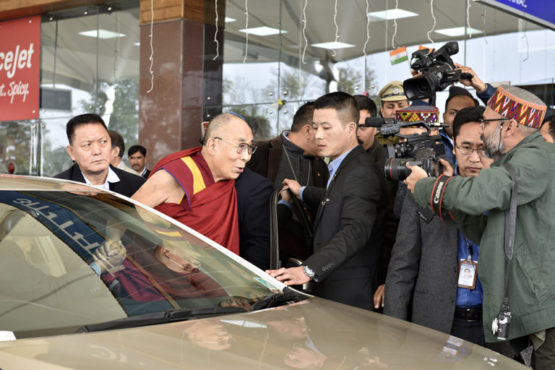 达赖喇嘛尊者在抵达达兰萨拉岗格拉机场时接受媒体采访 照片/Tenzin Phende/DIIR