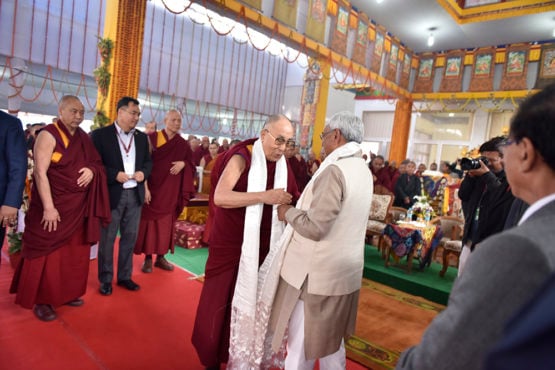 达赖喇嘛尊者与比哈尔邦首席部长尼蒂什·库马尔在仪式上 照片/Tenzin Jigme/DIIR