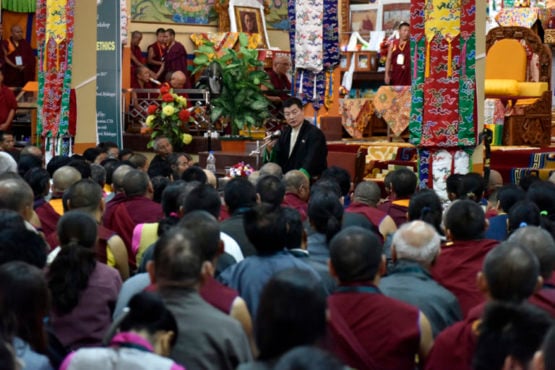司政洛桑森格在色拉寺大乘法苑内向来自西藏境内的藏人发表讲话   照片/Tenzin Phende/DIIR