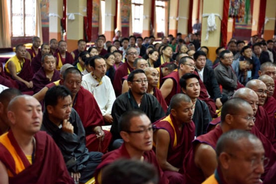 在色拉寺大乘法苑内向聆听达赖喇嘛讲话的藏人     照片/Tenzin Phende/DIIR