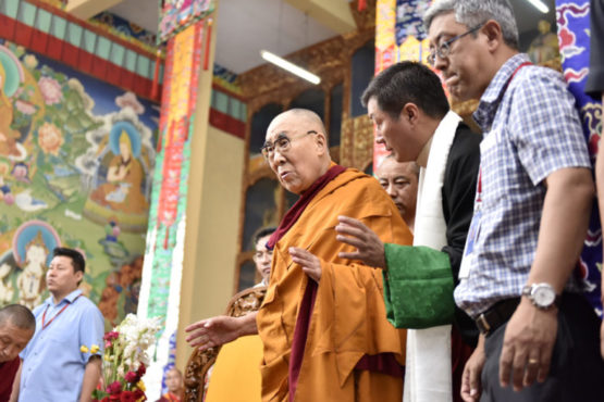 达赖喇嘛尊者在色拉寺大乘法苑里接见来自西藏境内的藏人  照片/Tenzin Phende/DIIR