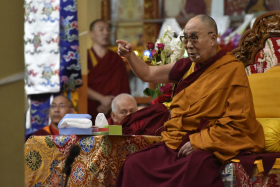 达赖喇嘛尊者在色拉寺大乘法苑里接见来自西藏境内的藏人时发表讲话  照片/Tenzin Phende/DIIR