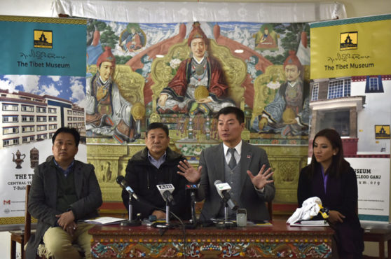 藏人行政中央司政洛桑森格在新闻发布会上发言 照片//Tenzin Phende/ DIIR