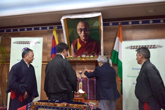 藏人行政中央司政洛桑森格在“雪域经济发展有限公司”成立仪式上向达赖喇嘛尊者法相供奉酥油灯 照片//Tenzin Phende/ DIIR