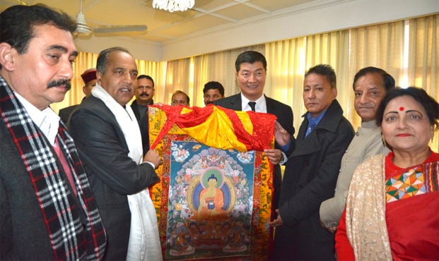 司政洛桑森格向喜瑪偕尔邦新任首席部長賈蘭姆·塔庫爾赠送西藏傳統绘画艺术品唐卡 2018年1月9日 照片/Tenzin Phende/DIIR