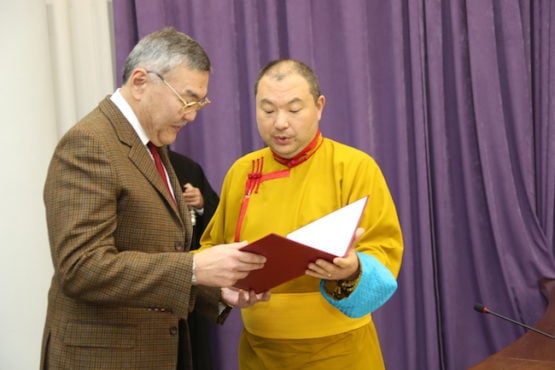 藏人行政中央驻莫斯科办事处代表戴洛仁波切在年度宗教首脑会议上宣读司政洛桑森格的贺信