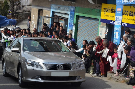 达兰萨拉民众迎接达赖喇嘛尊者  照片/Jayang Tsering