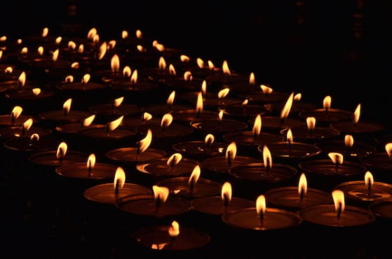 在祈福法会上的为自焚藏人贡培而点的酥油灯  照片／Jayang Tsering/DIIR