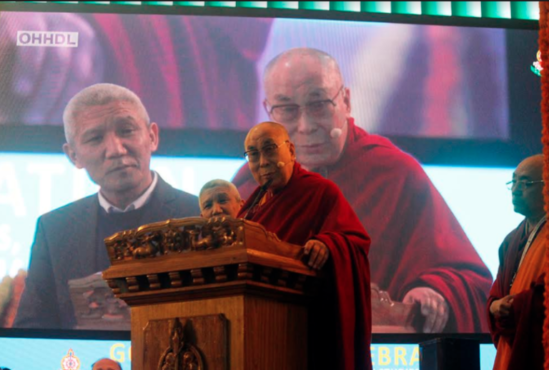 达赖喇嘛尊者在瓦拉納西中央西藏大學中举办的“印度哲学思想与现代科学思想”为主题的会议上发言 照片/Tenzin Jigme/DIIR