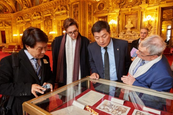 司政洛桑森格，藏人行政中央驻比利时办事处代表扎西平措与参议员米歇尔·雷森一起参观法国国会