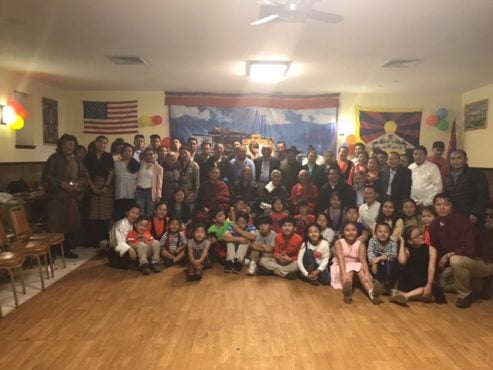 藏人行政中央驻北美办事处代表欧珠次仁与美国费城周末藏语学校全体师生合影