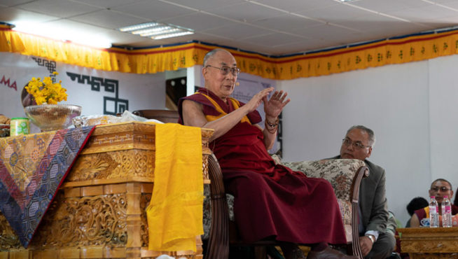 达赖喇嘛尊者达赖喇嘛尊者在向列城埃利泽·乔丹纪念学院师生发表讲话 2018年8月2日 照片/ Tenzin Choejor/OHHDL