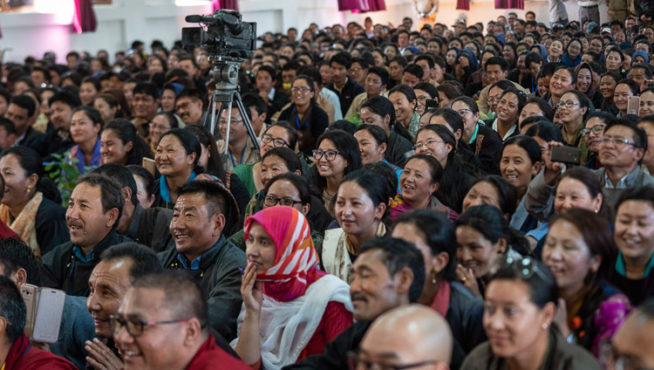 聆听达赖喇嘛尊者讲话的拉达克列城埃利泽·乔丹纪念学院师生 2018年8月2日 照片/ Tenzin Choejor/OHHDL