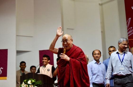 达赖喇嘛尊者在向果阿管理学院师生挥手致意 2018年8月8日 照片/Tenzin Phende/DIIR