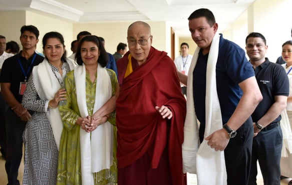 达赖喇嘛尊者与印度果阿邦巴姆波利亞凱悅酒店管理人员合影 2018年8月7日 照片/Tenzin phende