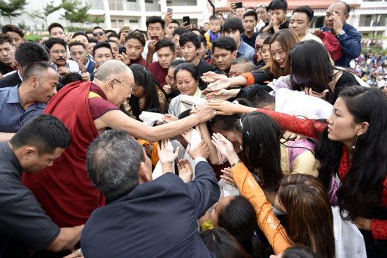 达赖喇嘛尊者与达赖喇嘛高等教育学院学生握手互动 2018年8月13日 照片/Tenzin Phende/DIIR达赖喇嘛尊者与达赖喇嘛高等教育学院学生握手互动 2018年8月13日 照片/Tenzin Phende/DIIR