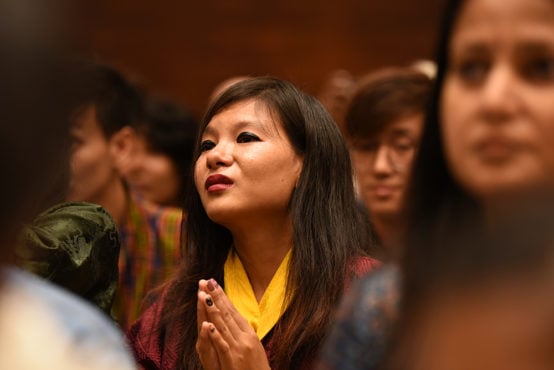 聆听尊者发表“现代世界中的印度智慧”为主题的演讲的不丹学生  2018年8月12日  照片/Tenzin phende/DIIR