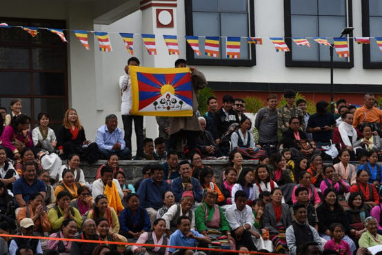 两名藏人青年在达赖喇嘛尊者演讲会场展示西藏国旗 2018年8月13日 照片/Tenzin Phende/DIIR