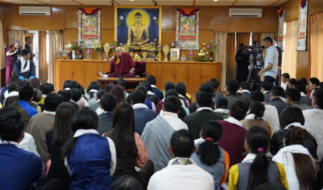 达赖喇嘛尊者在向参加"5.50愿景-青年论坛"的与会青年代表发表讲话 2018年8月20日 照片/Tenzin Phende/DIIR