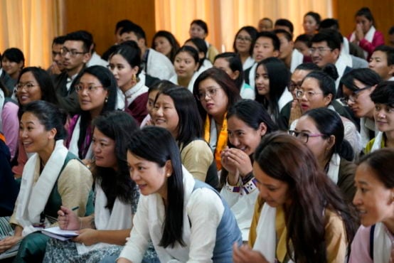 聆听达赖喇嘛尊者讲话的参加"5.50愿景-青年论坛"的与会青年代表 2018年8月20日 照片/Tenzin Phende/DIIR