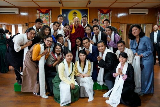 达赖喇嘛尊者与参加"5.50愿景-青年论坛"的与会青年代表合影 2018年8月20日 照片/Tenzin Phende/DIIR